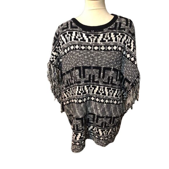 Gianni Bini Black and white fringed oversized poncho style sweater with fringe s - Picture 2 of 15